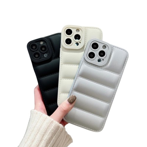 כיסוי מרופד לטלפון נייד, ככל הנראה עבור דגם אייפון 14 פלוס